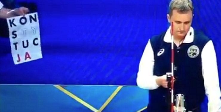 Zaskakujące zachowanie kibica podczas meczu Polska – USA. Baner z napisem „Konstytucja” podzielił internautów