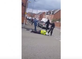 Birmingham: Brutalny napad na strażnika miejskiego. Ujawniono drastyczne nagranie [WIDEO]