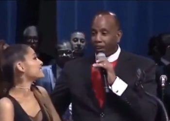 Skandal w USA. Biskupowi zarzucono molestowanie piosenkarki podczas pogrzebu. Jest jego oświadczenie! [WIDEO]