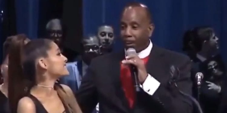 Skandal w USA. Biskupowi zarzucono molestowanie piosenkarki podczas pogrzebu. Jest jego oświadczenie! [WIDEO]