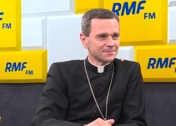 Biskup Mirosław Milewski przyznał, że w polskim kościele są księża homoseksualiści. „Tak”