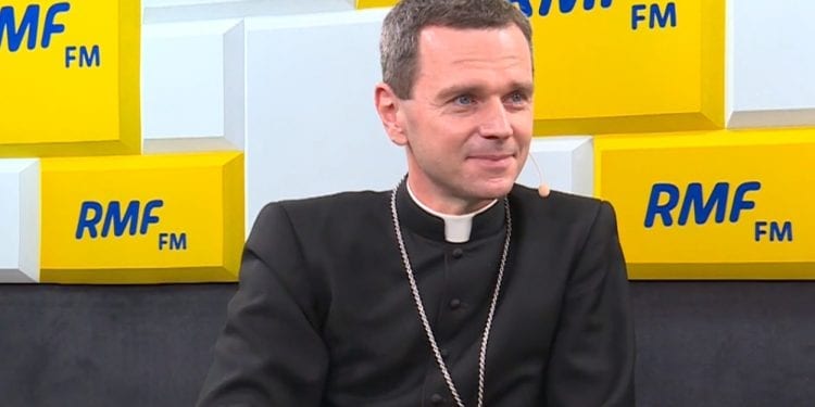 Biskup Mirosław Milewski przyznał, że w polskim kościele są księża homoseksualiści. „Tak”