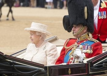 „Maszyna machająca” królowej Elżbiety II. Do pozdrawiania tłumów