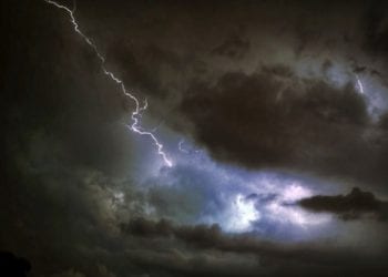Nocne załamanie pogody: Jedna osoba ranna, prawie tysiąc interwencji straży pożarnej