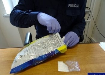 Ukrył amfetaminę w chipsach. Wpadł podczas kontroli drogowej [FOTO]
