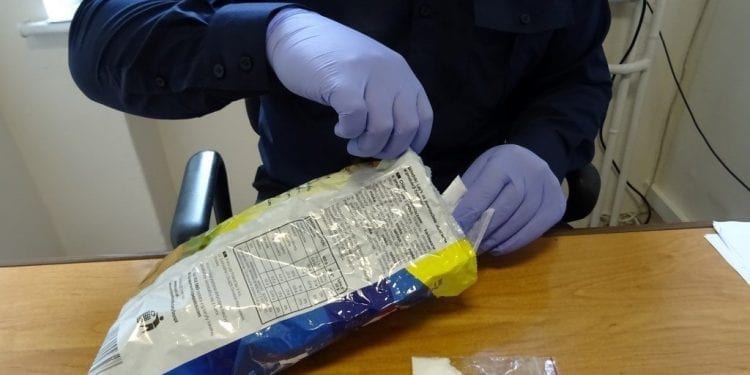 Ukrył amfetaminę w chipsach. Wpadł podczas kontroli drogowej [FOTO]