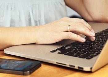 Opinie o stacjonarnych sklepach głównie sprawdzamy u znajomych. E-sklepy weryfikujemy w Internecie