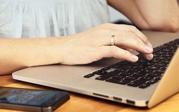 Opinie o stacjonarnych sklepach głównie sprawdzamy u znajomych. E-sklepy weryfikujemy w Internecie