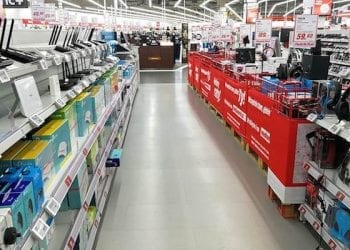 Sklepy stacjonarne z elektroniką idą w odstawkę. Polacy traktują je jak wystawy, a kupują w Internecie