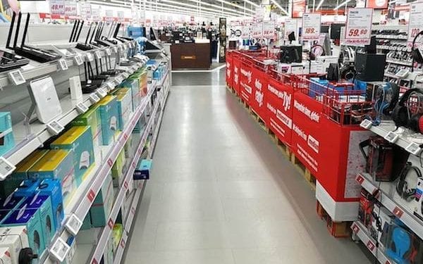 Sklepy stacjonarne z elektroniką idą w odstawkę. Polacy traktują je jak wystawy, a kupują w Internecie