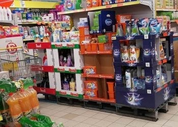 Lidl i Biedronka stawiają na te same kategorie produktów na swoich standach. To kosmetyki, słodycze i chemia