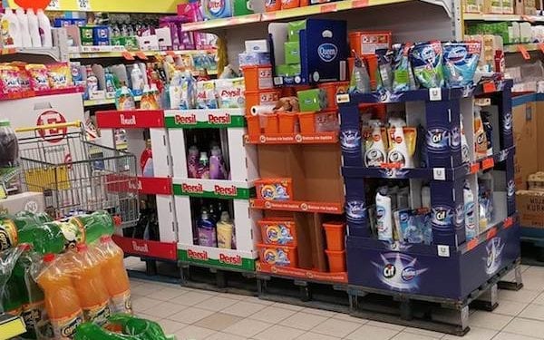 Lidl i Biedronka stawiają na te same kategorie produktów na swoich standach. To kosmetyki, słodycze i chemia