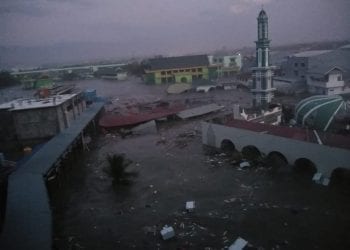 Indonezja: Trzęsienie ziemi i tsunami. Setki ofiar [WIDEO]