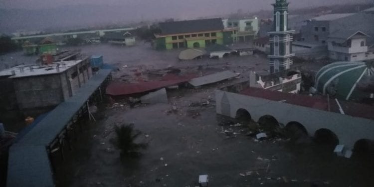 Indonezja: Trzęsienie ziemi i tsunami. Setki ofiar [WIDEO]