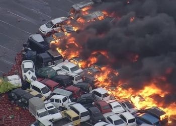 Tajfun Jebi uderzył w Japonię. Potężny wiatr niszczy budynki i paraliżuje transport