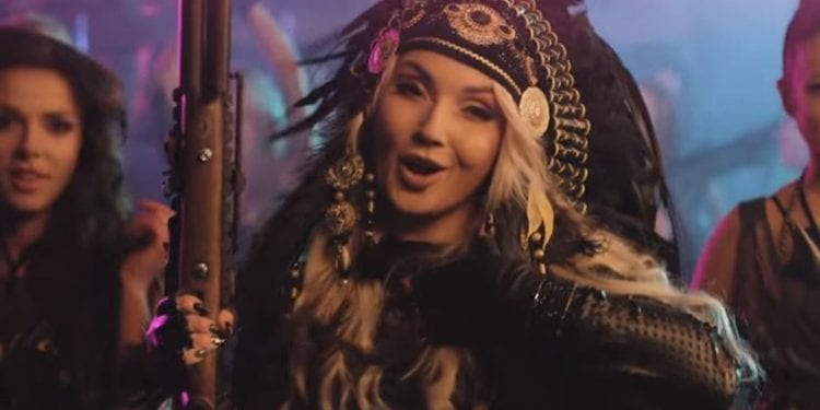 Kibice odpalili race i użyli słów z utworu polskiej piosenkarki. Ta skomentowała zdjęcie! „Cieszę się, że weszło w obieg”