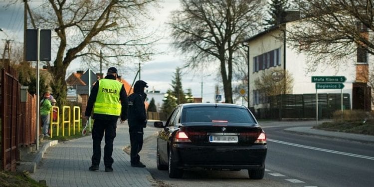 Policjanci zatrzymali kierowcę do rutynowej kontroli. Otworzyli bagażnik i ujrzeli zwłoki kobiety