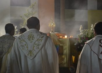 Skandal w Katedrze Białostockiej. Mężczyźni rozebrali się i zaatakowali księży