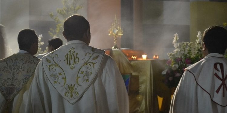 Skandal w Katedrze Białostockiej. Mężczyźni rozebrali się i zaatakowali księży