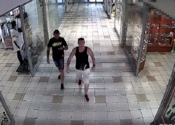 Grudziądz: Okradli i zaatakowali kobietę. Policja publikuje wizerunek napastników i prosi o pomoc [WIDEO]