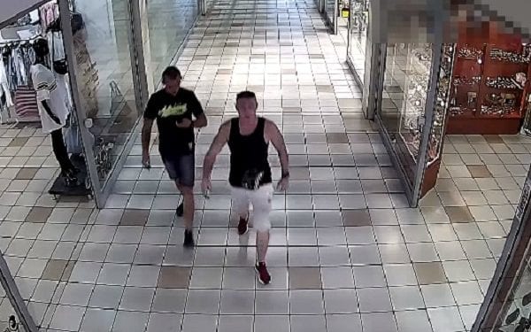 Grudziądz: Okradli i zaatakowali kobietę. Policja publikuje wizerunek napastników i prosi o pomoc [WIDEO]