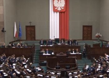 Sejm Dzieci i Młodzieży: nastolatek mówił o PiS, wyłączono mu mikrofon. Oficjalnie zrobiono to z innego powodu [WIDEO]