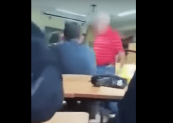 Nauczyciel uderzył ucznia podczas lekcji. „Jak ci poprawię z drugiej, to kur*a spadniesz” [WIDEO]