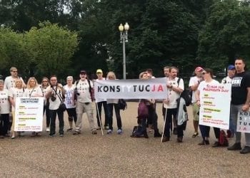 Grupa Polaków protestowała przed Białym Domem. „Konstytucja!”