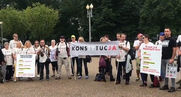 Grupa Polaków protestowała przed Białym Domem. „Konstytucja!”