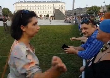 Spoliczkowała aktywistkę KOD i złożyła rezygnację. Marcin Rola wystąpił w obronie kobiety