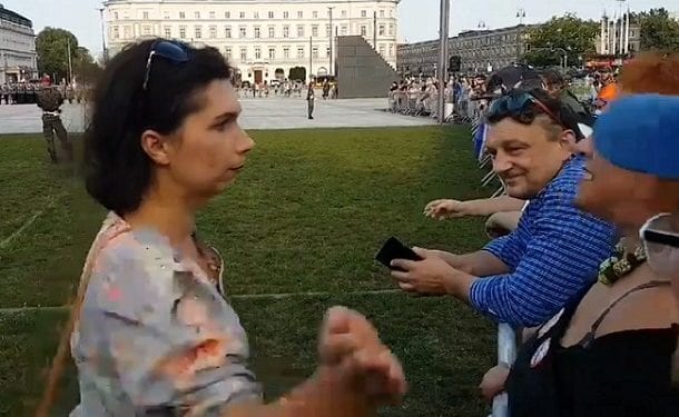 Spoliczkowała aktywistkę KOD i złożyła rezygnację. Marcin Rola wystąpił w obronie kobiety