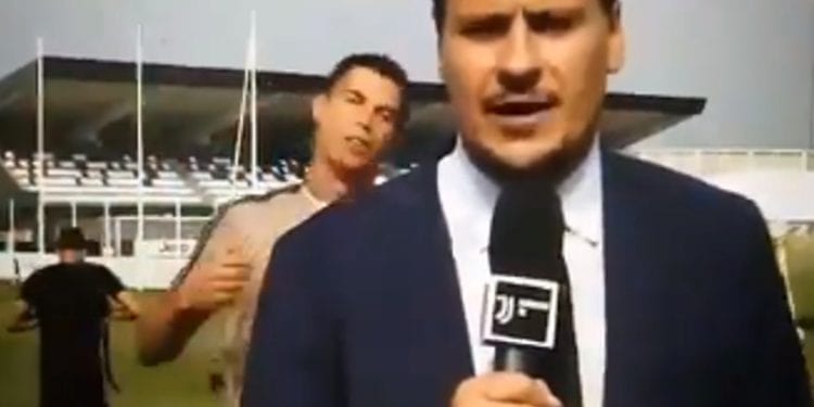 Cristiano Ronaldo parodiuje dziennikarza. Nagranie podbija sieć [WIDEO]