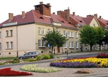 Chełm: Nagi mężczyzna spacerował po rondzie. Wszystko przez kolegów [FOTO]