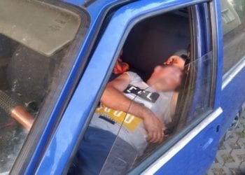 Ukradł samochód, a potem w nim zasnął. Obudził go… policjant [FOTO]