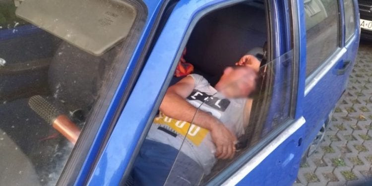 Ukradł samochód, a potem w nim zasnął. Obudził go… policjant [FOTO]