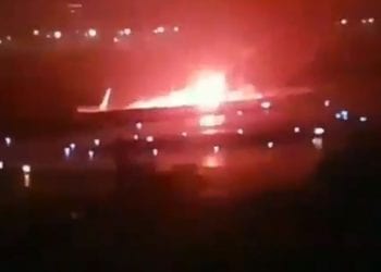 To był prawdziwy cud. Samolot rozbił się przy lądowaniu, ale nie zginął żaden z pasażerów! [WIDEO]