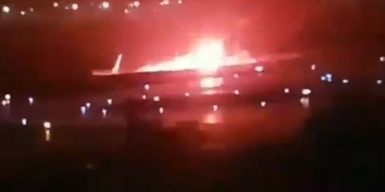 To był prawdziwy cud. Samolot rozbił się przy lądowaniu, ale nie zginął żaden z pasażerów! [WIDEO]