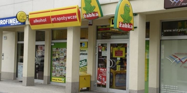 Otworzył sklep w niedzielę, ale zaznaczył, że sympatyków PiS nie będzie obsługiwał. Wybuchł skandal [FOTO]