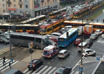 Ekstremalnie zakorkowane skrzyżowanie w Warszawie. Stoi nawet karetka na sygnale! Zdjęcie błyskawicznie podbiło internet [FOTO]