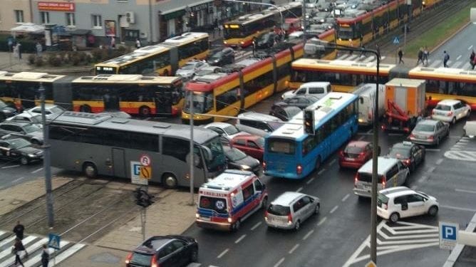 Ekstremalnie zakorkowane skrzyżowanie w Warszawie. Stoi nawet karetka na sygnale! Zdjęcie błyskawicznie podbiło internet [FOTO]