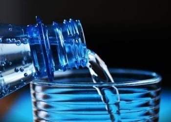 Nawet niewielki spadek nawodnienia może doprowadzić do obniżenia wydolności fizycznej. Ile płynów spożywać dziennie?