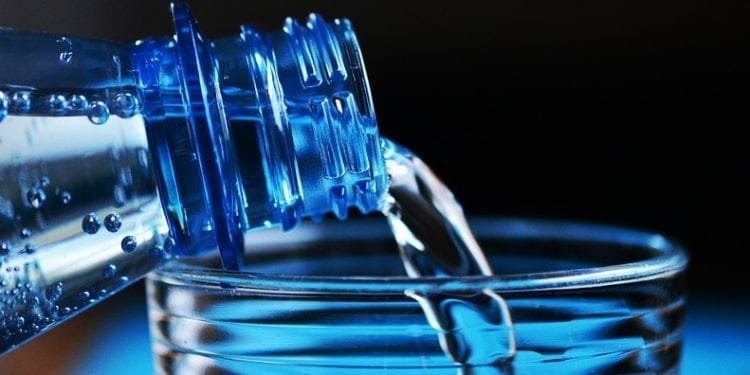 Nawet niewielki spadek nawodnienia może doprowadzić do obniżenia wydolności fizycznej. Ile płynów spożywać dziennie?