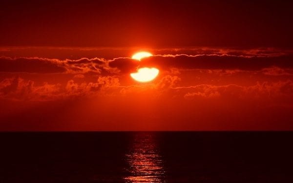 Silna burza słoneczna uderzy w Ziemię. W Polsce będzie można zobaczyć zorzę polarną!