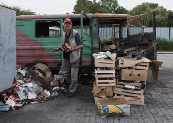 Tczew: Spalili mu stary samochód z książkami. Z tego utrzymywał siebie i matkę [FOTO]