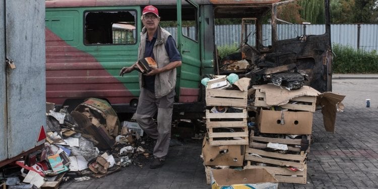 Tczew: Spalili mu stary samochód z książkami. Z tego utrzymywał siebie i matkę [FOTO]