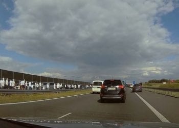 Kierowcy jadący autostradą A2 nieźle się zdziwili. Nagle ich oczom ukazała się wielka grupa pseudokibiców! Bijatyka wisiała w powietrzu [WIDEO]