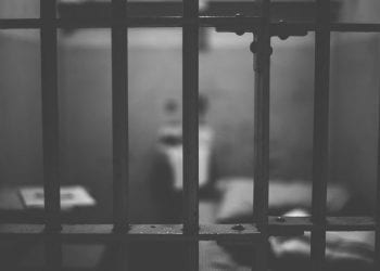 Nowogard: w więzieniu doszło do próby zabójstwa. Osadzony poderżnął drugiemu gardło