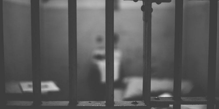 Nowogard: w więzieniu doszło do próby zabójstwa. Osadzony poderżnął drugiemu gardło