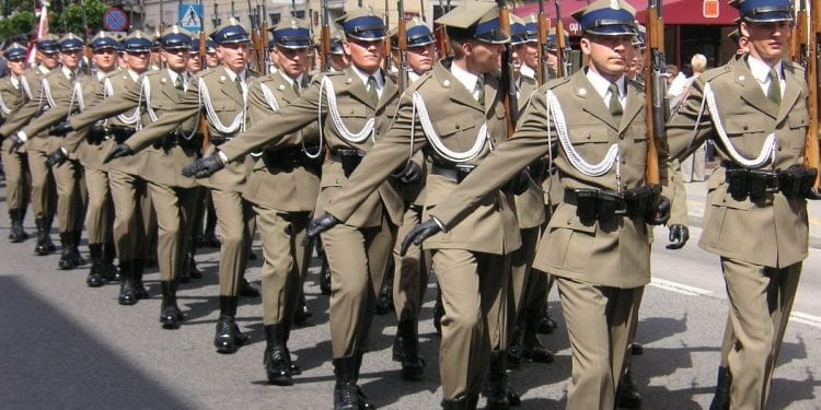 Żołnierze zawodowi otrzymają wyższe wynagrodzenie. Co na to pozostałe służby mundurowe?