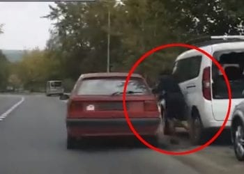 Złodziej uciekał przed policją tak szybko, że zapomniał o wspólniku [WIDEO]